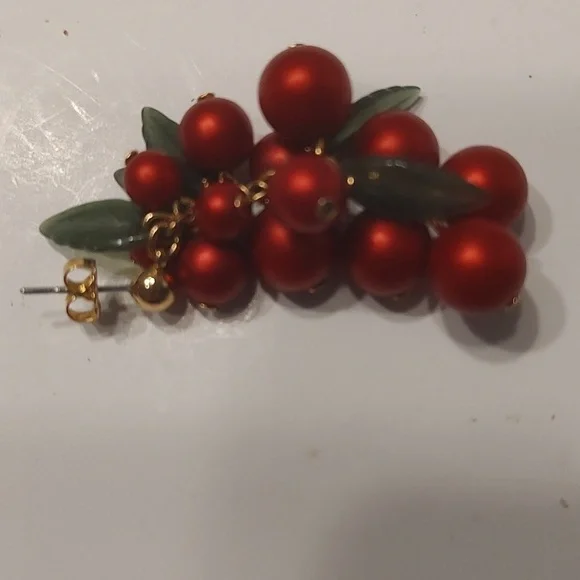 Vintage Avon Christmas Holly Fruit Red Berry Beads Green Leaves Dangle Earrings - Picture 3 of 4